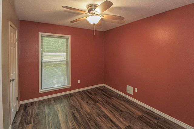 262 W Lake Drive, Livingston, TX 77351