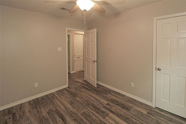 262 W Lake Drive, Livingston, TX 77351