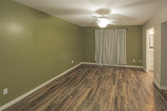 262 W Lake Drive, Livingston, TX 77351