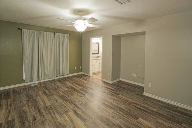262 W Lake Drive, Livingston, TX 77351