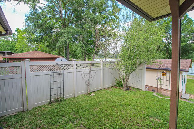 262 W Lake Drive, Livingston, TX 77351