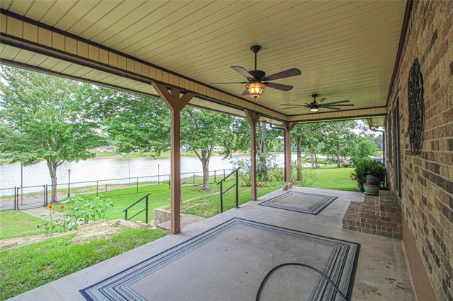 262 W Lake Drive, Livingston, TX 77351