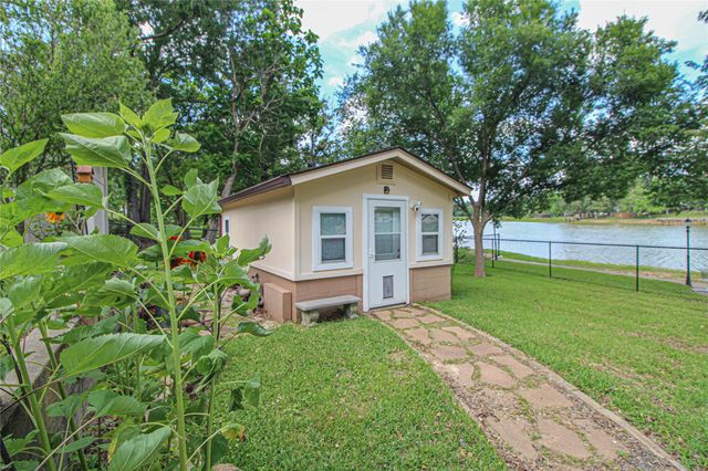262 W Lake Drive, Livingston, TX 77351