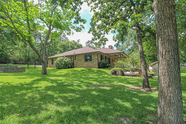262 W Lake Drive, Livingston, TX 77351