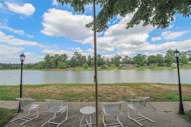 262 W Lake Drive, Livingston, TX 77351