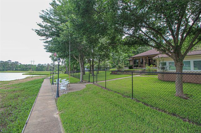 262 W Lake Drive, Livingston, TX 77351