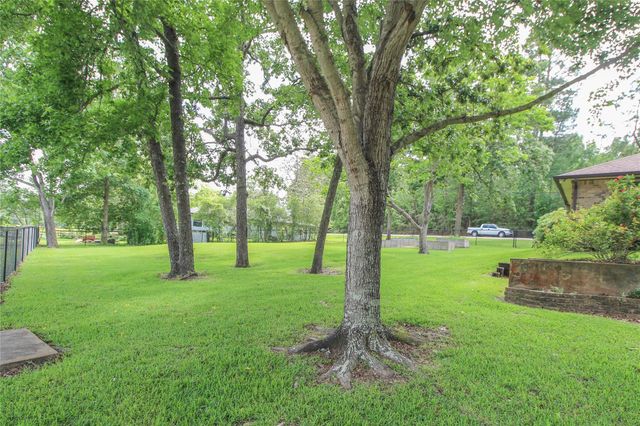 262 W Lake Drive, Livingston, TX 77351