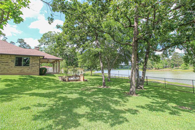 262 W Lake Drive, Livingston, TX 77351