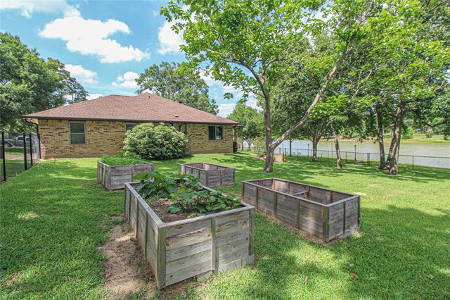 262 W Lake Drive, Livingston, TX 77351