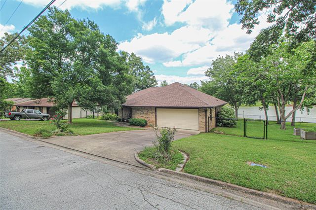 262 W Lake Drive, Livingston, TX 77351