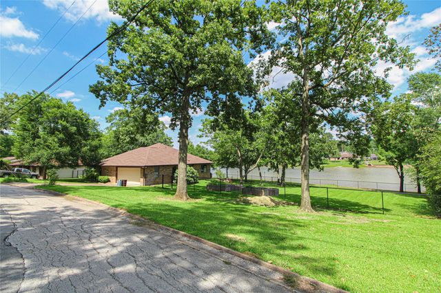 262 W Lake Drive, Livingston, TX 77351