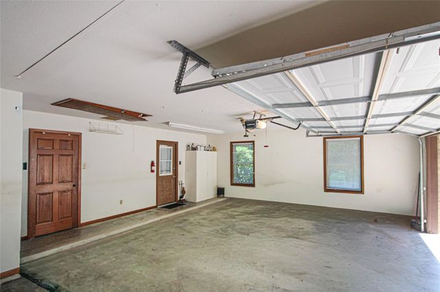 262 W Lake Drive, Livingston, TX 77351