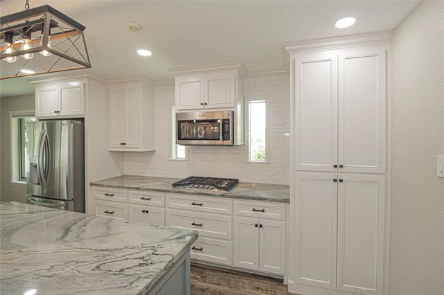 262 W Lake Drive, Livingston, TX 77351