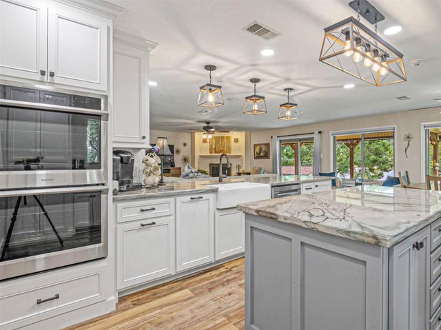 262 W Lake Drive, Livingston, TX 77351