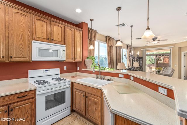 423 W Chardin Drive, Green Valley, AZ 85614