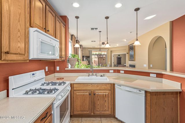 423 W Chardin Drive, Green Valley, AZ 85614