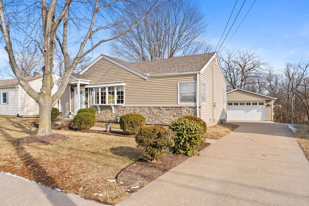 1323 14th Street, Bettendorf, IA 52722