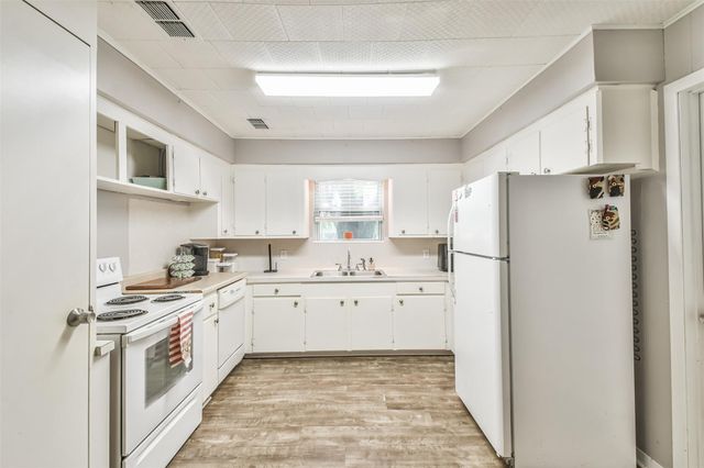 107 Sunset Heights Avenue, Dayton, TX 77535
