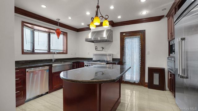 22 Parkwold Drive E, Valley Stream, NY 11580