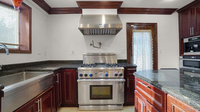 22 Parkwold Drive E, Valley Stream, NY 11580