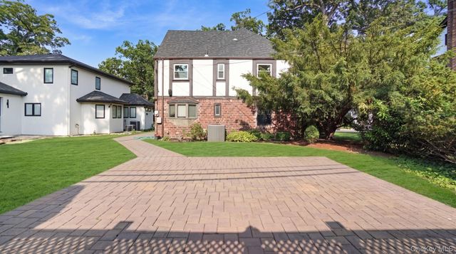 22 Parkwold Drive E, Valley Stream, NY 11580