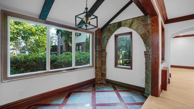 22 Parkwold Drive E, Valley Stream, NY 11580