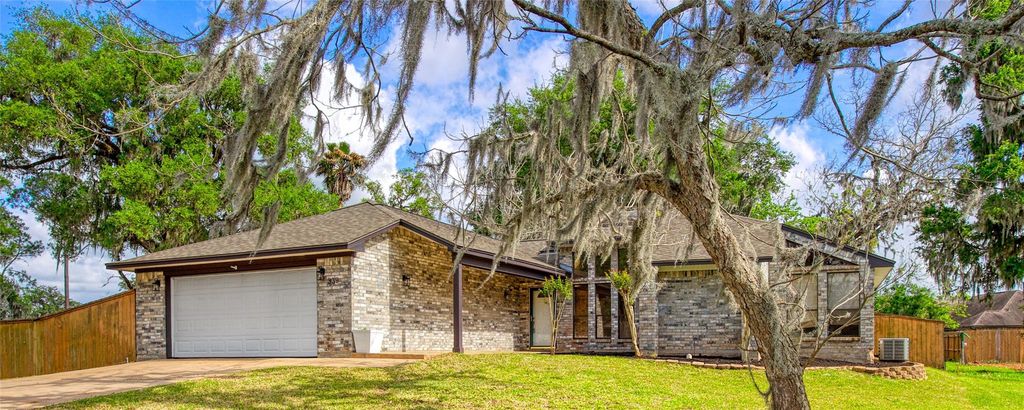 339 Freeman Boulevard, West Columbia, TX 77486