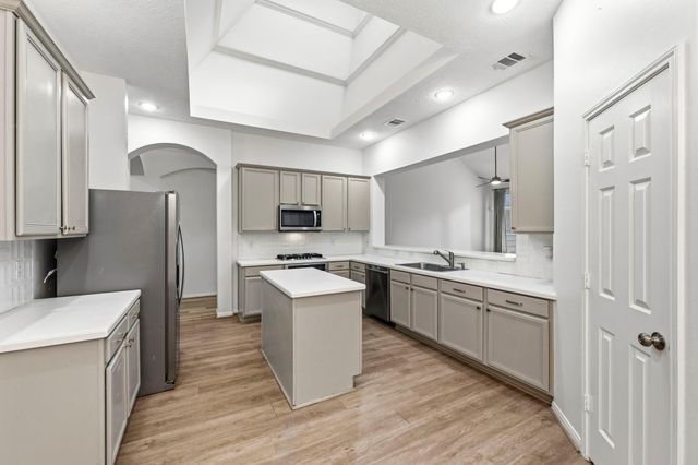 46 E Hobbit Glen Drive, The Woodlands, TX 77384