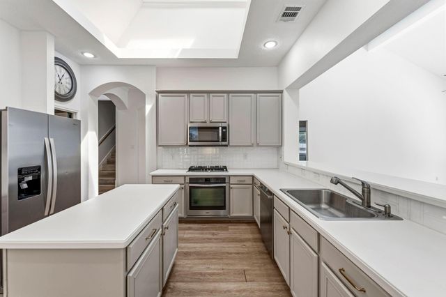 46 E Hobbit Glen Drive, The Woodlands, TX 77384