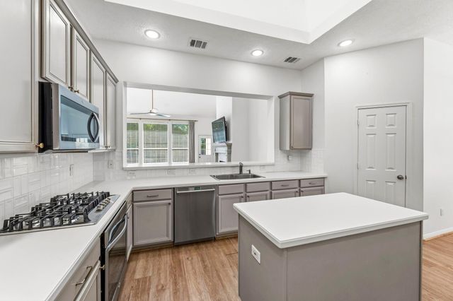 46 E Hobbit Glen Drive, The Woodlands, TX 77384