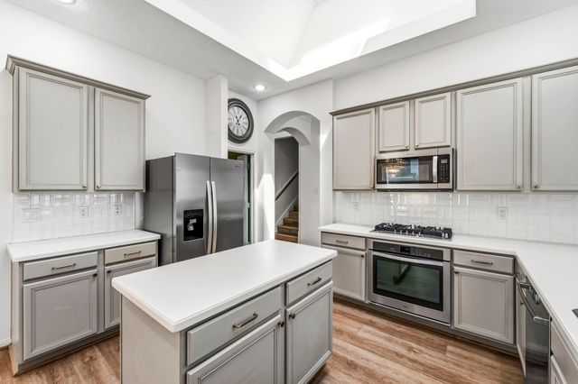 46 E Hobbit Glen Drive, The Woodlands, TX 77384