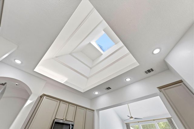46 E Hobbit Glen Drive, The Woodlands, TX 77384