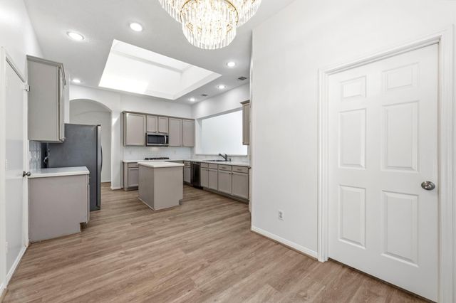 46 E Hobbit Glen Drive, The Woodlands, TX 77384