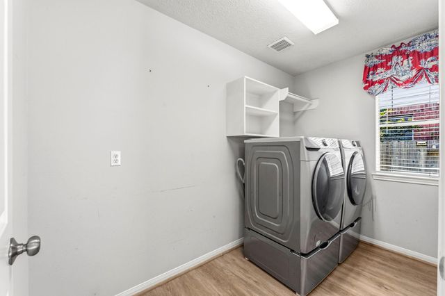 46 E Hobbit Glen Drive, The Woodlands, TX 77384