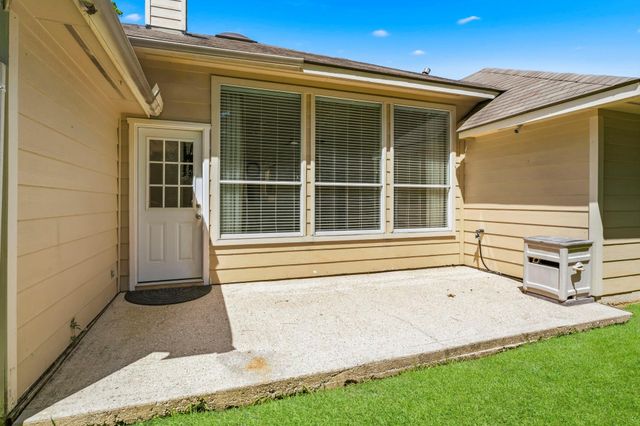 46 E Hobbit Glen Drive, The Woodlands, TX 77384
