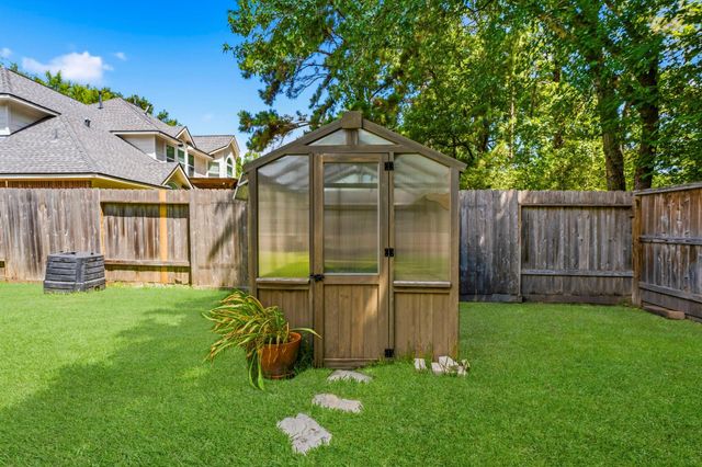 46 E Hobbit Glen Drive, The Woodlands, TX 77384