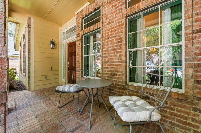 46 E Hobbit Glen Drive, The Woodlands, TX 77384
