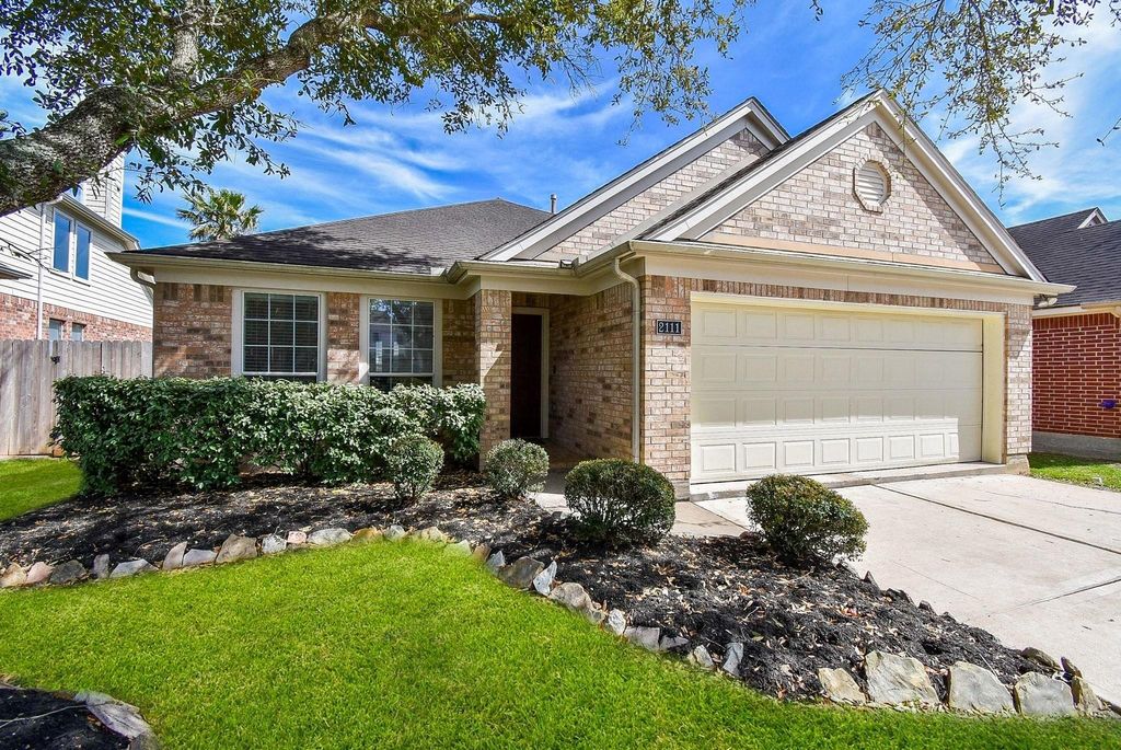 2111 Sailwind Drive, Pearland, TX 77584