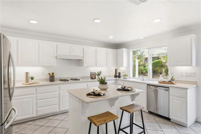 81 Linhaven, Irvine, CA 92602