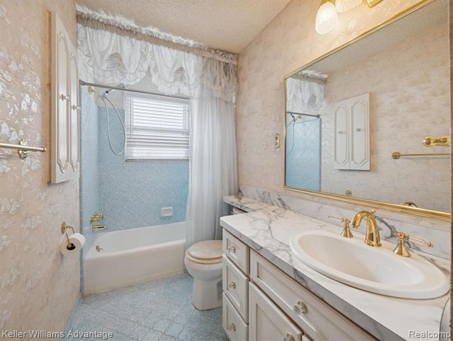 6450 Fenton Street, Dearborn Heights, MI 48127