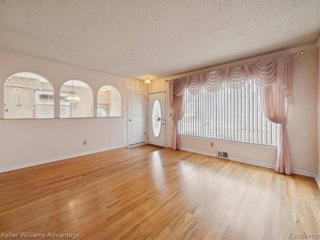 6450 Fenton Street, Dearborn Heights, MI 48127