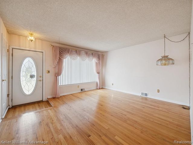 6450 Fenton Street, Dearborn Heights, MI 48127