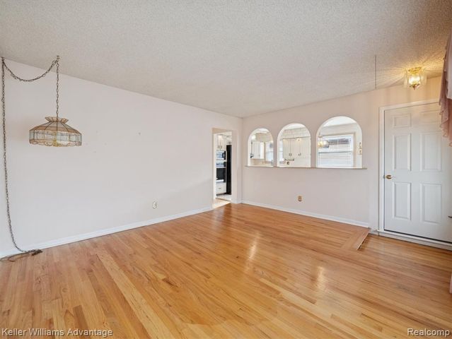 6450 Fenton Street, Dearborn Heights, MI 48127