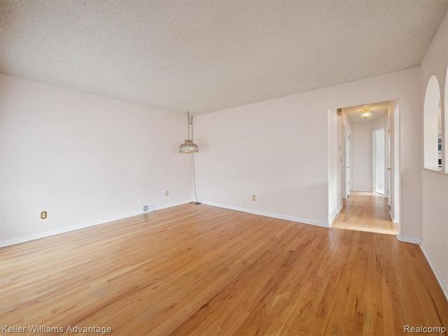 6450 Fenton Street, Dearborn Heights, MI 48127