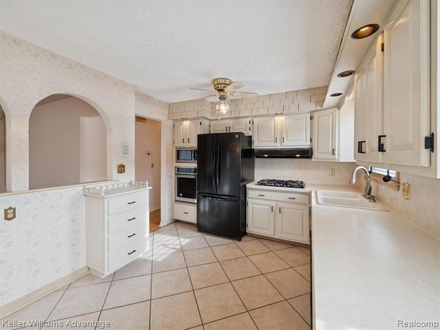 6450 Fenton Street, Dearborn Heights, MI 48127