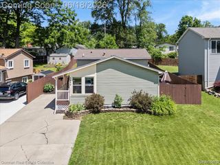 3840 Cass Elizabeth Road, Waterford, MI 48328