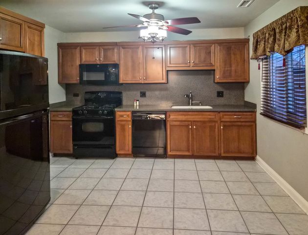 824 Minnesota Circle, Carol Stream, IL 60188