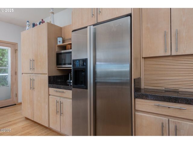 136 Se LARCH St, Newport, OR 97365