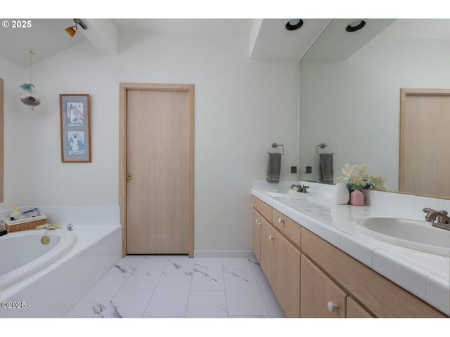 136 Se LARCH St, Newport, OR 97365