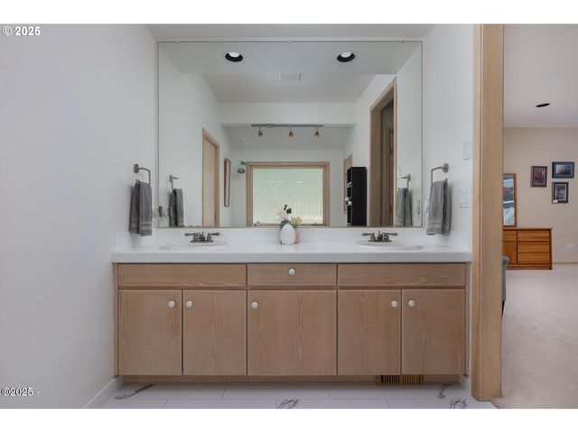 136 Se LARCH St, Newport, OR 97365